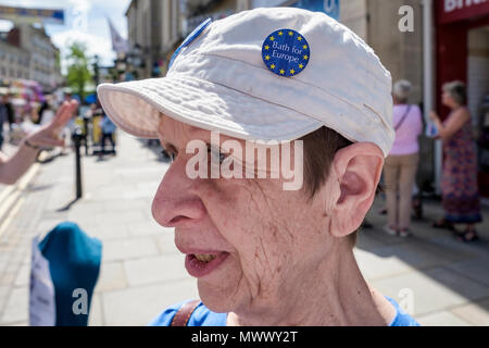 Chippenham, Großbritannien, 2. Juni, 2018. Ein Freiwilliger aus der Badewanne für Europa Gruppe abgebildet auf Chippeham High Street ist die Gruppe für einen Menschen auf der abschließenden Brexit beschäftigen und besuchen Städte außerhalb der Badewanne mit Bewohnern zu engagieren und zu erhalten, ihre Botschaft zu vermitteln. Badewanne für Europa sind ein nicht-partei-politische Gruppe von Freiwilligen, die sich für das Vereinigte Königreich im Herzen der Europäischen Union zu bleiben. Sie sind einer der aktivsten lokalen britischen Kampagne Organisationen. Credit: lynchpics/Alamy leben Nachrichten Stockfoto