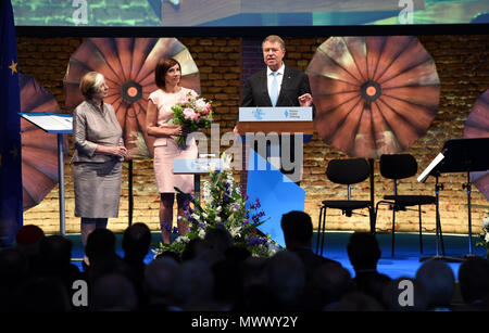 München, Deutschland. 2. Juni 2018. Der rumänische Präsident Klaus 26,13 spricht anlässlich der Verleihung des Franz-Josef-Allerheiligenhof Strauss-Prize an der Kirche. Neben ihm sind Ursula Maennle (l) der Christlich Sozialen Union (CSU) und seine Frau Carmen. Der Preis, der unter dem Dach des CSU-nahe Hanns-Seidel-Stiftung und ist mit 10 000 Euro und wird jährlich seit 1996 für "hervorragende Leistungen in Politik, Wirtschaft, Gesellschaft, Kunst und Kultur" ausgezeichnet. Foto: Andreas Gebert/dpa Quelle: dpa Picture alliance/Alamy leben Nachrichten Stockfoto