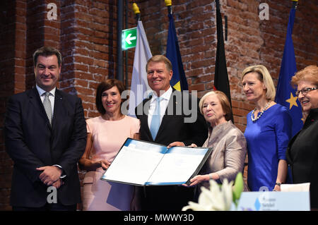 München, Deutschland. 2. Juni 2018. Der bayerische Ministerpraesident Markus Soeder (l) der Christlich Sozialen Union (CSU), der rumänische Präsident Klaus 26,13 (3.l) und seine Frau Carmen (2.l) Lächeln bei der Verleihung des Franz-Josef-Allerheiligenhof Strauss-Prize an der Kirche. Neben ihnen sind Ursula Maennle (CSU, l-r), Angelika Niebler (CSU) und Barbara Stamm (CSU). Quelle: dpa Picture alliance/Alamy leben Nachrichten Stockfoto