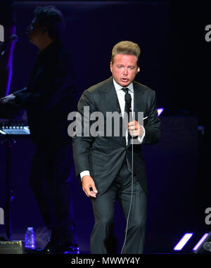 Miami, FL, USA. 01 Juni, 2018. Mexikanische Sänger Luis Miguel führt während einer Show als Teil des "Mexiko por Siempre"-Tour von American Airlines Arena am Juni 01, 2018 in Miami, Florida. Quelle: MPI 10/Media Punch/Alamy leben Nachrichten Stockfoto