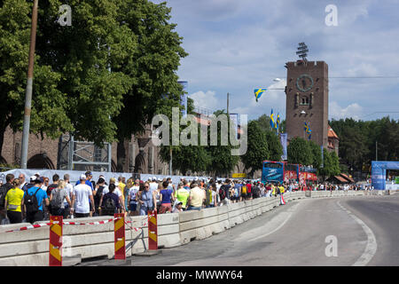 ASICS Stockholm (sthlm) Marathon 2018. Weitwinkelaufnahme der überfüllten Straßen mit Schlange, Teilnehmer, am Ausgangspunkt, außerhalb der klassischen Architektur des Stadions (Stadion) Gebäude, wo der Marathon stattfindet. Die Stadion (Stadium) wurde speziell für die Olympischen Spiele 1912 zu bewirten. Stockholm, Schweden. 2. Juni 2018. Credit: BasilT/Alamy leben Nachrichten Stockfoto