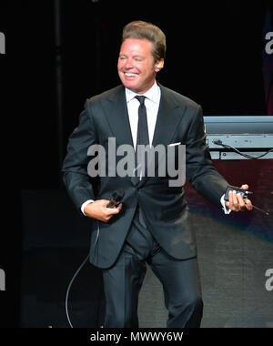 Miami, FL, USA. 01 Juni, 2018. Mexikanische Sänger Luis Miguel führt während einer Show als Teil des "Mexiko por Siempre"-Tour von American Airlines Arena am Juni 01, 2018 in Miami, Florida. Quelle: MPI 10/Media Punch/Alamy leben Nachrichten Stockfoto