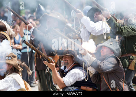 Königstein, Deutschland. 2. Juni 2018. Akteure Feuer ihre Gewehre auf dem historischen Schauspiel "Die Schweden Koenigstein" erobern. Amateur Soldaten aus Deutschland, Großbritannien, der Tschechischen Republik und den Niederlanden haben gatehred Für eine großangelegte Re-enactment. Ein Highlight ist die Eroberung eines felsigen Plateau, dass fast 400 Jahren fehlgeschlagen. Foto: Daniel Schäfer/dpa Quelle: dpa Picture alliance/Alamy leben Nachrichten Stockfoto