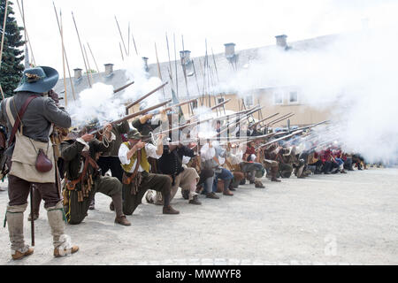 Königstein, Deutschland. 2. Juni 2018. Akteure Feuer ihre Gewehre auf dem historischen Schauspiel "Die Schweden Koenigstein" erobern. Amateur Soldaten aus Deutschland, Großbritannien, der Tschechischen Republik und den Niederlanden haben gatehred Für eine großangelegte Re-enactment. Ein Highlight ist die Eroberung eines felsigen Plateau, dass fast 400 Jahren fehlgeschlagen. Foto: Daniel Schäfer/dpa Quelle: dpa Picture alliance/Alamy leben Nachrichten Stockfoto