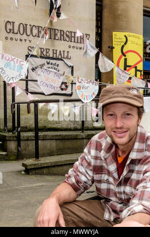 Gloucestershire, Vereinigtes Königreich. 2. Juni 2018. 2. Juni 2018. Sid Saunders eine lokale Builder und Vater von 2 Inszenierung ist ein hungerstreik Protest außerhalb der Shire Hall in Gloucester. Er ist über die neue Müllverbrennungsanlage bei der Ausfahrt 12 von der M5 gebaut werden. Herr Saunders und seine Anhänger wollen das Bewusstsein für die Gefahren von Verbrennung - die Notwendigkeit zu recyceln und die Aktionen von Gloucester County Council. Sid sagt, er fühlt sich ein bisschen müde, aber gut gelaunt Credit: Herr Standfast/Alamy Leben Nachrichten Erlaubnis für Bild Stockfoto