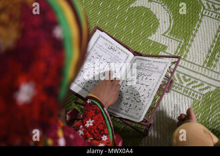 Agartala, Andhra Pradesh, Indien. 27. Mai, 2018. Ein muslimischer Junge Mädchen gesehen das Lesen des Koran. Kinder versammelten sich in einer Madrassa (oder religiöse Schule), während des heiligen Fastenmonats Ramadan, am Stadtrand von Agartala. Credit: Abhisek Saha/SOPA Images/ZUMA Draht/Alamy leben Nachrichten Stockfoto