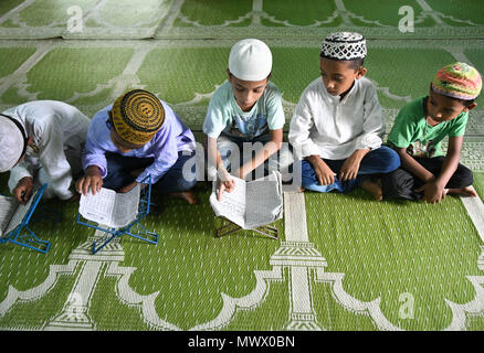 Agartala, Andhra Pradesh, Indien. 27. Mai, 2018. Muslimischen Jungen gesehen der Qur'an zusammen zu lesen. Kinder versammelten sich in einer Madrassa (oder religiöse Schule), während des heiligen Fastenmonats Ramadan, am Stadtrand von Agartala. Credit: Abhisek Saha/SOPA Images/ZUMA Draht/Alamy leben Nachrichten Stockfoto