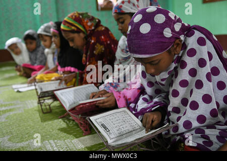 Agartala, Andhra Pradesh, Indien. 27. Mai, 2018. Muslimische Mädchen gesehen der Qur'an zusammen zu lesen. Kinder versammelten sich in einer Madrassa (oder religiöse Schule), während des heiligen Fastenmonats Ramadan, am Stadtrand von Agartala. Credit: Abhisek Saha/SOPA Images/ZUMA Draht/Alamy leben Nachrichten Stockfoto