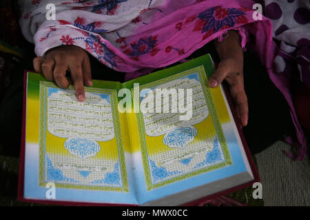 Agartala, Andhra Pradesh, Indien. 27. Mai, 2018. Ein muslimischer Junge Mädchen gesehen das Lesen des Koran. Kinder versammelten sich in einer Madrassa (oder religiöse Schule), während des heiligen Fastenmonats Ramadan, am Stadtrand von Agartala. Credit: Abhisek Saha/SOPA Images/ZUMA Draht/Alamy leben Nachrichten Stockfoto