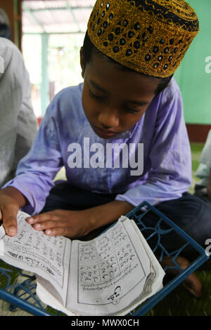 Agartala, Andhra Pradesh, Indien. 27. Mai, 2018. Ein muslimischer Junge gesehen Lesen des Qur'an. Kinder versammelten sich in einer Madrassa (oder religiöse Schule), während des heiligen Fastenmonats Ramadan, am Stadtrand von Agartala. Credit: Abhisek Saha/SOPA Images/ZUMA Draht/Alamy leben Nachrichten Stockfoto