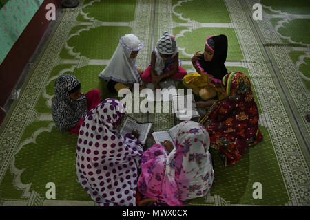 Agartala, Andhra Pradesh, Indien. 27. Mai, 2018. Muslimische Mädchen gesehen der Qur'an zusammen zu lesen. Kinder versammelten sich in einer Madrassa (oder religiöse Schule), während des heiligen Fastenmonats Ramadan, am Stadtrand von Agartala. Credit: Abhisek Saha/SOPA Images/ZUMA Draht/Alamy leben Nachrichten Stockfoto