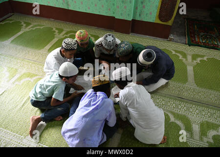 Agartala, Andhra Pradesh, Indien. 27. Mai, 2018. Muslimischen Jungen gesehen der Qur'an zusammen zu lesen. Kinder versammelten sich in einer Madrassa (oder religiöse Schule), während des heiligen Fastenmonats Ramadan, am Stadtrand von Agartala. Credit: Abhisek Saha/SOPA Images/ZUMA Draht/Alamy leben Nachrichten Stockfoto