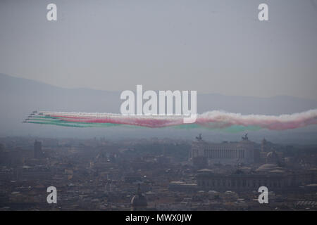 Rom, Italien. 02 Juni, 2018. 02.06.2018. Rom, Italien: Die italienische Luftwaffe, Frecce Tricolori, fliegen über den Himmel von Rom während der Feierlichkeiten zum Fest der Italienischen Republik an der Kaiserlichen Foren. Credit: Unabhängige Fotoagentur/Alamy leben Nachrichten Stockfoto