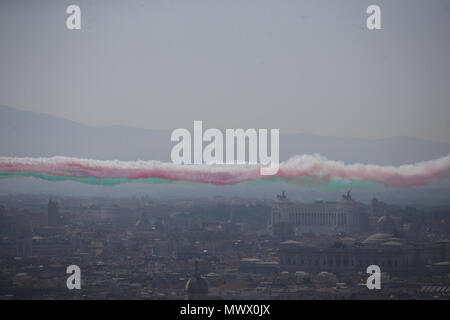 Rom, Italien. 02 Juni, 2018. 02.06.2018. Rom, Italien: Die italienische Luftwaffe, Frecce Tricolori, fliegen über den Himmel von Rom während der Feierlichkeiten zum Fest der Italienischen Republik an der Kaiserlichen Foren. Credit: Unabhängige Fotoagentur/Alamy leben Nachrichten Stockfoto