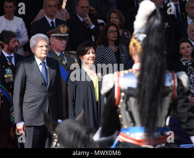 Rom, Italien. 2. Juni 2018. Italienischen Präsidenten Sergio Mattarella (L) und Verteidigungsminister Elisabetta Trenta nehmen an der Feier zum Tag der Republik in Rom, Italien, am 2. Juni 2018 Kennzeichnung. Credit: Alberto Lingria/Xinhua/Alamy leben Nachrichten Stockfoto