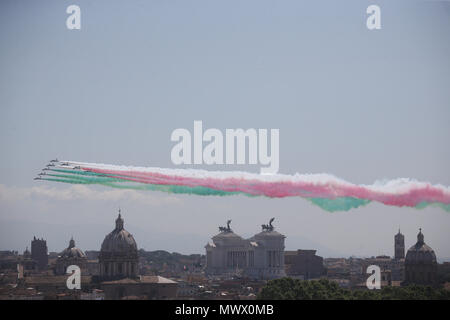 Rom, Italien. 02 Juni, 2018. 02.06.2018. Rom, Italien: Die italienische Luftwaffe, Frecce Tricolori, fliegen über den Himmel von Rom während der Feierlichkeiten zum Fest der Italienischen Republik an der Kaiserlichen Foren. Credit: Unabhängige Fotoagentur/Alamy leben Nachrichten Stockfoto