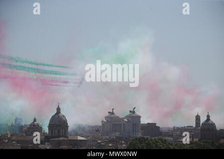 Rom, Italien. 02 Juni, 2018. 02.06.2018. Rom, Italien: Die italienische Luftwaffe, Frecce Tricolori, fliegen über den Himmel von Rom während der Feierlichkeiten zum Fest der Italienischen Republik an der Kaiserlichen Foren. Credit: Unabhängige Fotoagentur/Alamy leben Nachrichten Stockfoto