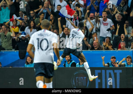 Nizza, Frankreich. 1. Juni 2018. Fußball-Fußball-International freundlich - Frankreich vs Italien - Allianz Riviera, Nizza, Frankreich - 1. Juni 2018 Frankreich Armenian Dembele sein Ziel Credit: BTWImages Sport/Alamy Leben Nachrichten feiern Stockfoto