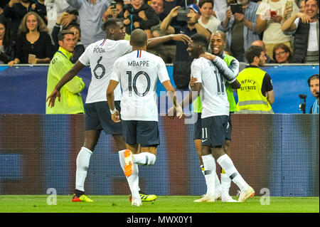 Nizza, Frankreich. 1. Juni 2018. Fußball-Fußball-International freundlich - Frankreich vs Italien - Allianz Riviera, Nizza, Frankreich - 1. Juni 2018 Frankreich Armenian Dembele, Paul Pogba, Kylian Mbappe und Benjamin Mendy feiern das dritte Ziel der franch Team Credit: BTWImages Sport/Alamy leben Nachrichten Stockfoto