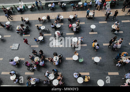 London, Großbritannien. 2. Juni 2018. Die Menschen in der Southbank genießen Sie den Sonnenschein in London @ Paul Quezada-Neiman/Alamy leben Nachrichten Stockfoto