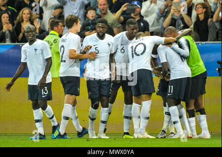 Nizza, Frankreich. 1. Juni 2018. Fußball-Fußball-International freundlich - Frankreich vs Italien - Allianz Riviera, Nizza, Frankreich - 1. Juni, Frankreich N'2018 Golo Kante, Benjamin Pavard, Samuel Umtiti, Paul Pogba, Kylian MBappe, Armenian Dembele und Benjamin Mendy feiern das dritte Ziel der franch Team Credit: BTWImages Sport/Alamy leben Nachrichten Stockfoto