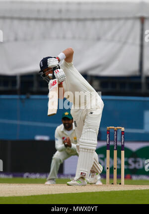 Emerald Leeds, UK. 2. Juni 2018. Internationalen Test Match cricket Serie, Tag 2, England und Pakistan; England skipper Joe Root spielt defensiv Credit: Aktion plus Sport/Alamy leben Nachrichten Stockfoto