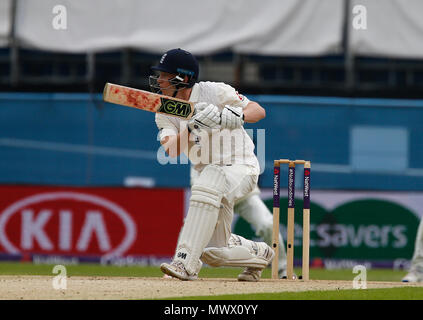 Emerald Leeds, UK. 2. Juni 2018. Internationalen Test Match cricket Serie, Tag 2, England und Pakistan; Dom Bess von England spielt, die zur off-Seite Quelle: Aktion plus Sport/Alamy leben Nachrichten Stockfoto