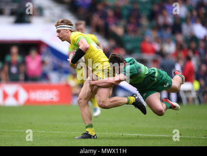 Twickenham Stadium, London, UK. 2. Juni 2018. HSBC World Rugby Sevens Serie, Australien 7 s gegen Irland 7 s; Ben O'Donnell von Australien wehrt weg von der Irischen angehen Quelle: Aktion plus Sport/Alamy leben Nachrichten Stockfoto