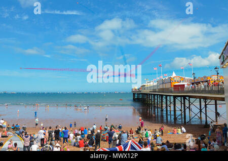 Paignton, Devon, Großbritannien. 2. Juni 2018. UK Wetter. Die roten Pfeile, die Ihre Anzeige in den Badeort Torquay Devon für die torbay Airshow an einem warmen sonnigen Tag. Foto: Graham Jagd-/Alamy leben Nachrichten Stockfoto