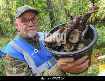 Briesen, Deutschland. 2. Juni 2018. Gerhard Kaminski, Mitglied der Arbeitsgruppe Luftfahrt Archäologie, hält einen Eimer mit rostigen Teile aus Metall, die vor kurzem aus dem Boden gegraben. Die Gruppe abrufen einer alten sowjetischen Kampfjet IL-2, die irgendwo in der Gegend während des Zweiten Weltkriegs stürzte. Das Team ist verbunden mit dem Luftfahrtmuseum Finowfurt (Barnim) und kam über die Discovery nach dem Gespräch mit Zeugen. Foto: Patrick Pleul/dpa-Zentralbild/dpa Quelle: dpa Picture alliance/Alamy leben Nachrichten Stockfoto