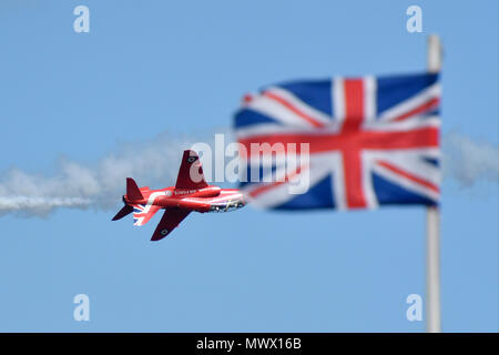 Paignton, Devon, Großbritannien. 2. Juni 2018. UK Wetter. Die roten Pfeile, die Ihre Anzeige in den Badeort Torquay Devon für die torbay Airshow an einem warmen sonnigen Tag. Foto: Graham Jagd-/Alamy leben Nachrichten Stockfoto