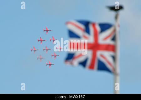 Paignton, Devon, Großbritannien. 2. Juni 2018. UK Wetter. Die roten Pfeile, die Ihre Anzeige in den Badeort Torquay Devon für die torbay Airshow an einem warmen sonnigen Tag. Foto: Graham Jagd-/Alamy leben Nachrichten Stockfoto