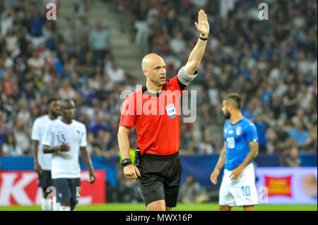 Nizza, Frankreich. 1. Juni 2018. Fußball-Fußball-International freundlich - Frankreich vs Italien - Allianz Riviera, Nizza, Frankreich - Juni 1, 2018 England siehe Anthony Taylor während des Spiels Credit: BTWImages Sport/Alamy leben Nachrichten Stockfoto