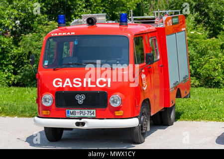 Slovenska Bistrica, Slowenien. 2. Juni 2018. Rettungsdienste Arbeiter Zug in der Gemeinsamen Aktion mit Rettungskräfte, Feuerwehr, Polizei und Rotes Kreuz in Slovenska Bistrica Bereitschaft in Notfällen sicherzustellen. Mehrheit der Teilnehmer sind Freiwillige in örtlichen Feuerwehren und dem Roten Kreuz. Credit: Andrej Safaric/Alamy leben Nachrichten Stockfoto