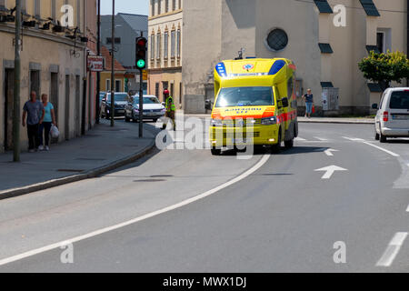 Slovenska Bistrica, Slowenien. 2. Juni 2018. Rettungsdienste Arbeiter Zug in der Gemeinsamen Aktion mit Rettungskräfte, Feuerwehr, Polizei und Rotes Kreuz in Slovenska Bistrica Bereitschaft in Notfällen sicherzustellen. Mehrheit der Teilnehmer sind Freiwillige in örtlichen Feuerwehren und dem Roten Kreuz. Credit: Andrej Safaric/Alamy leben Nachrichten Stockfoto