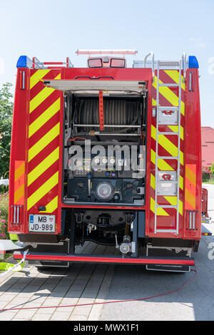 Slovenska Bistrica, Slowenien. 2. Juni 2018. Rettungsdienste Arbeiter Zug in der Gemeinsamen Aktion mit Rettungskräfte, Feuerwehr, Polizei und Rotes Kreuz in Slovenska Bistrica Bereitschaft in Notfällen sicherzustellen. Mehrheit der Teilnehmer sind Freiwillige in örtlichen Feuerwehren und dem Roten Kreuz. Credit: Andrej Safaric/Alamy leben Nachrichten Stockfoto