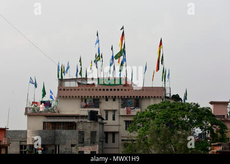 Dhaka, Bangladesch. 2. Juni 2018. Flaggen der WM-Favoriten auf der Dhaka skyline vor der globalen Fußball-Extravaganza Anfang in Russland am 14. Juni 2018 fliegen. Credit: SK Hasan Ali/Alamy Live News Credit: SK Hasan Ali/Alamy leben Nachrichten Stockfoto