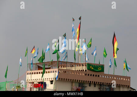 Dhaka, Bangladesch. 2. Juni 2018. Flaggen der WM-Favoriten auf der Dhaka skyline vor der globalen Fußball-Extravaganza Anfang in Russland am 14. Juni 2018 fliegen. Credit: SK Hasan Ali/Alamy Live News Credit: SK Hasan Ali/Alamy leben Nachrichten Stockfoto