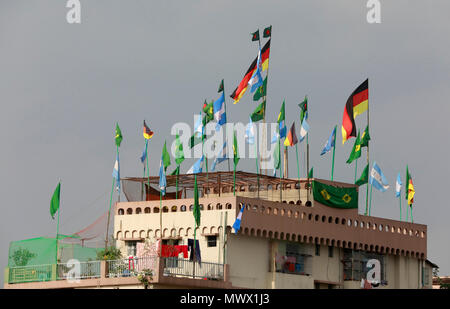 Dhaka, Bangladesch. 2. Juni 2018. Flaggen der WM-Favoriten auf der Dhaka skyline vor der globalen Fußball-Extravaganza Anfang in Russland am 14. Juni 2018 fliegen. Credit: SK Hasan Ali/Alamy Live News Credit: SK Hasan Ali/Alamy leben Nachrichten Stockfoto