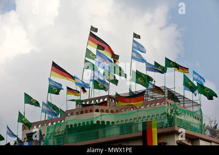 Dhaka, Bangladesch. 2. Juni 2018. Flaggen der WM-Favoriten auf der Dhaka skyline vor der globalen Fußball-Extravaganza Anfang in Russland am 14. Juni 2018 fliegen. Credit: SK Hasan Ali/Alamy Live News Credit: SK Hasan Ali/Alamy leben Nachrichten Stockfoto