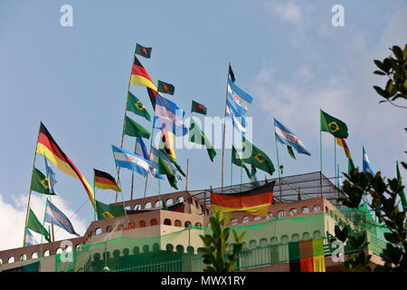 Dhaka, Bangladesch. 2. Juni 2018. Flaggen der WM-Favoriten auf der Dhaka skyline vor der globalen Fußball-Extravaganza Anfang in Russland am 14. Juni 2018 fliegen. Credit: SK Hasan Ali/Alamy Live News Credit: SK Hasan Ali/Alamy leben Nachrichten Stockfoto