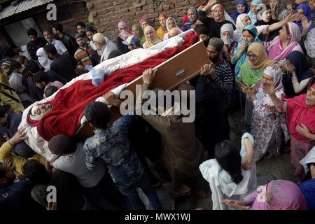 Srinagar, Kashmir, Indien. 2. Juni 2018. Kaschmiri tragen den Körper eines Kaschmirischen Jugend nämlich Qaisar Amin Bhat, 21, die Verletzungen in Srinagar am Freitag nach Überfahren wird von einem Polizeifahrzeug starb am Samstag, 2. Juni 2018. Viele Trauernde anhaltende Verletzungen als indische Kräfte zu massiven Tränengas Beschuss und Chili Gasfeuerung auf Trauernde von Qaisar Amin Bhat, inmitten von schweren Auseinandersetzungen Menschen zurückgegriffen, um seinen Körper zu Martyr's Friedhof zu, wohin er gelegt wurde in Indian-Administered - Kaschmir am 2. Juni 2018 zur Ruhe getragen. Credit: Sanna Irshad Mattoo/ZUMA Draht/Alamy leben Nachrichten Stockfoto