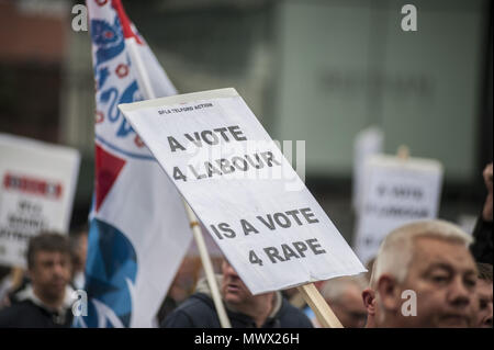 Manchester, Greater Manchester, UK. 2. Juni 2018. Ein Banner an der Demokratischen Fußball Jungs Verein März in Manchester, zwei Wochen nach dem Jahrestag der Manchester Bombe. Der März war von einer Gegendemonstration met durch organisierte um bis zu Rassismus stehen. Credit: Steven Speed/SOPA Images/ZUMA Draht/Alamy leben Nachrichten Stockfoto