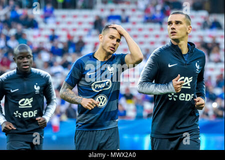 Nizza, Frankreich. 1. Juni 2018. Fußball-Fußball-International freundlich - Frankreich vs Italien - Allianz Riviera, Nizza, Frankreich - Juni 1, 2018 der französischen Antoine Griezmann, Lucas Hernandez und N'Golo Kante während der Aufwärmphase vor dem Spiel Quelle: BTWImages Sport/Alamy leben Nachrichten Stockfoto