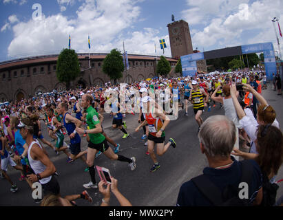 Stockholm, Schweden. 2. Juni 2018. Der Start des 40 Stockholm Marathon 2018 in sehr heißen Bedingungen. Credit: Jari Juntunen/Alamy leben Nachrichten Stockfoto