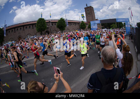 Stockholm, Schweden. 2. Juni 2018. Der Start des 40 Stockholm Marathon 2018 in sehr heißen Bedingungen. Credit: Jari Juntunen/Alamy leben Nachrichten Stockfoto