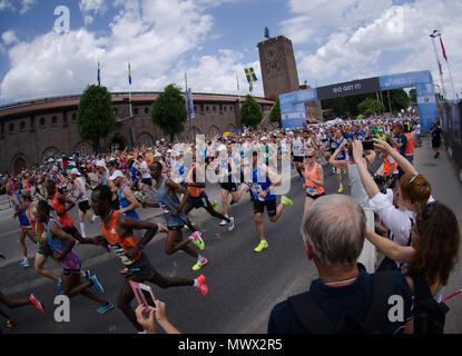 Stockholm, Schweden. 2. Juni 2018. Der Start des 40 Stockholm Marathon 2018 in sehr heißen Bedingungen. Credit: Jari Juntunen/Alamy Live News News Stockfoto