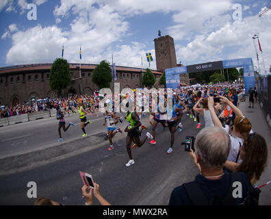 Stockholm, Schweden. 2. Juni 2018. Der Start des 40 Stockholm Marathon 2018 in sehr heißen Bedingungen. Credit: Jari Juntunen/Alamy Live News News Stockfoto