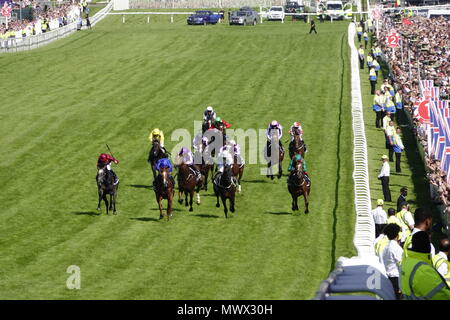 Surrey, Großbritannien. 2. Juni 2018. Masar, riden von William Buick (blaue Farben) im Besitz von Godolphin gewinnt den Investec Derby auf dem Surrey Downs. Credit: Motofoto/Alamy Live News Credit: Motofoto/Alamy leben Nachrichten Stockfoto