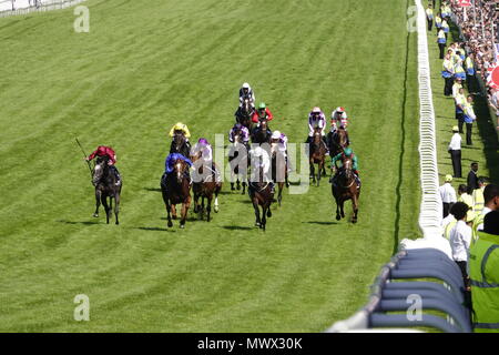 Surrey, Großbritannien. 2. Juni 2018. Masar, riden von William Buick (blaue Farben) im Besitz von Godolphin gewinnt den Investec Derby auf dem Surrey Downs. Credit: Motofoto/Alamy Live News Credit: Motofoto/Alamy leben Nachrichten Stockfoto